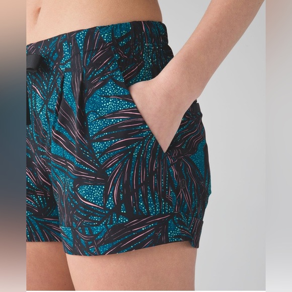 NWT New Lululemon Spring Break Away Short II Palm Lace Tofino Teal Multi - Picture 5 of 8